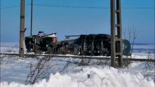 Pericol de explozie pe DN E85, în Neamţ. O cisternă încărcată cu nitrat de amoniu s-a răsturnat pe şosea