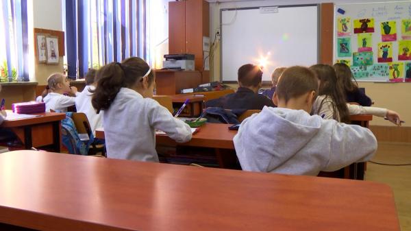 "Copilul şi acum merge la consiliere. Numai Dumnezeu știe şi el va hotărî ce va fi". Profesor din Botoşani, condamnat pentru că a încercat să corupă sexual un elev