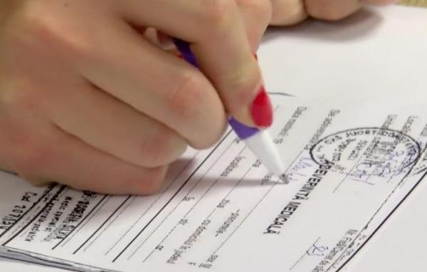 Un medic din Gorj, în spatele gratiilor după ce ar fi luat șpagă pentru acte false de pensionare. Într-o singură lună, a luat mită de 75 de ori