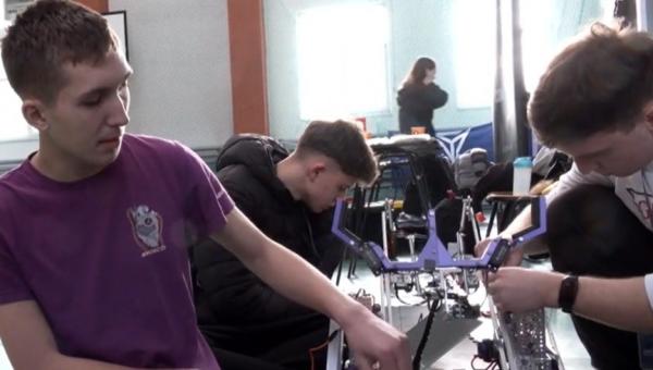 Cum construieşti un robot de la zero. Zeci de elevi pasionaţi de robotică se întrec în propriile creaţii, la Alba Iulia