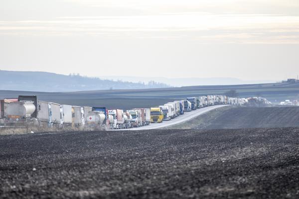 Fermierii şi transportatorii continuă protestele. Traficul prin Vama Siret, pe unde intră cerealele ucrainene în ţară, blocat de 2 zile. Coloană de 10 km