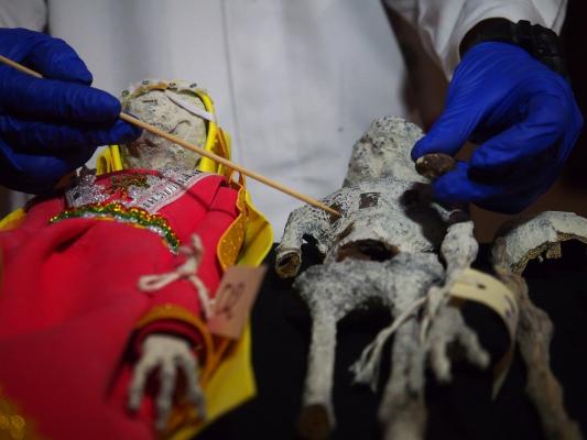 Mister descifrat: Ce sunt, de fapt, figurile "extraterestre" găsite pe un aeroport din Peru