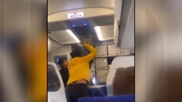Pasager filmat cum loveşte cu bestialitate pilotul unei curse din India. Bărbatul era nervos că zborul va avea o întârziere de 13 ore