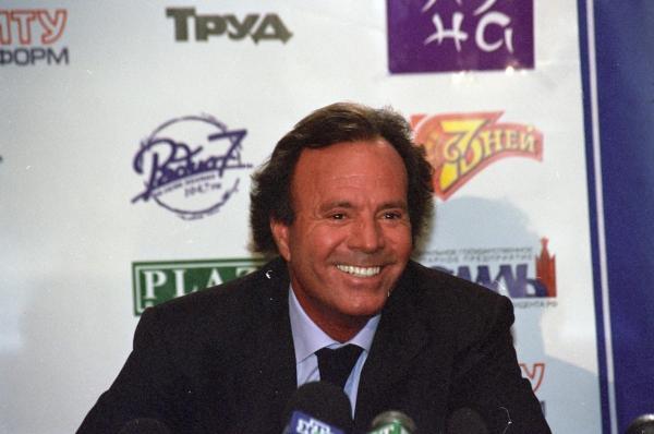 Julio Iglesias, prins cu 42 de kg de alimente, între care sfeclă, țelină, spanac și fasole, pe aeroportul din Republica Dominicană