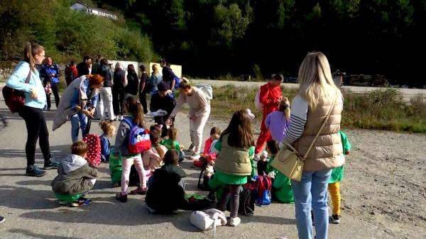 Peste jumătate dintre copiii români îşi doresc să plece din ţară şi să se stabilească peste graniţă