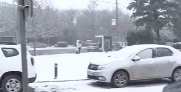 Ninsorile şi viscolul au pus stăpânire pe toată ţara. La Cluj, utilajele de deszăpezire au derapat şi au ajuns în şanţ. Carambol cu 4 maşini în Suceava