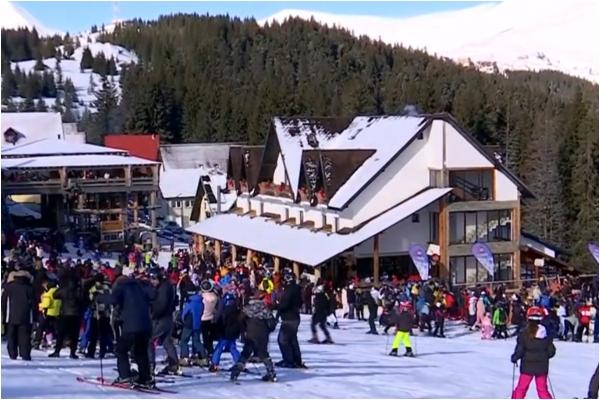 Pârtia ideală pentru schi, acaparată de turişti în plin sezon. Nici rafalele de vânt de 70 km/oră nu stau în calea distracţiei