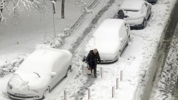 "Nu veniţi că e rău!" Cel mai puternic episod de iarnă autentică a blocat drumurile şi a adus schimbări dramatice de temperatură. Ce ne aşteaptă după ninsori