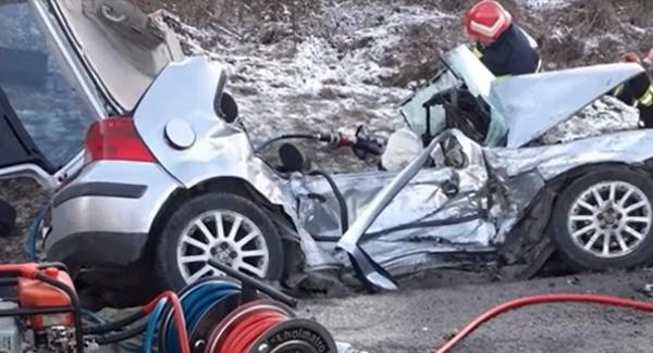 Impact fatal între două maşini, în Cluj. Un bărbat de 50 de ani şi-a pierdut viaţa, alţi doi sunt răniţi
