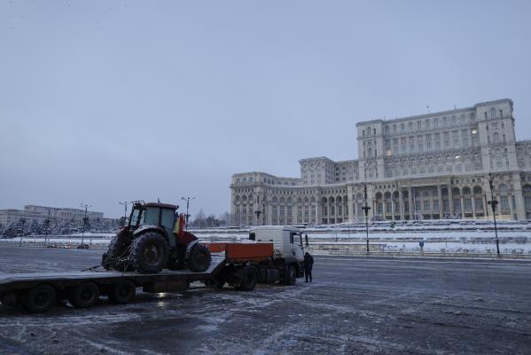 Un singur tractor în Piaţa Constituţiei, unde erau aşteptaţi 5.000 de oameni cu 200 de utilaje. Explicaţiile unui protest ratat