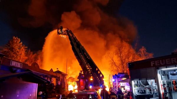 200 de persoane evacuate, după ce un incendiu puternic a făcut scrum un parc de distracţii din Germania 