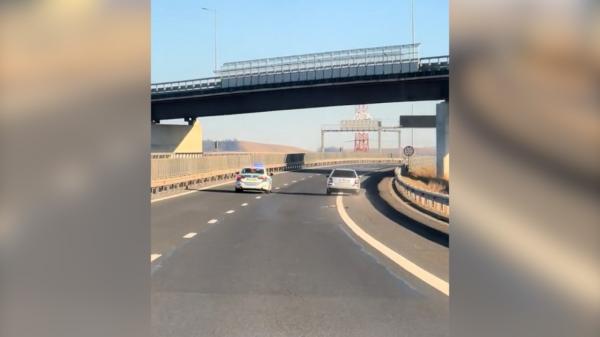 Şofer inconştient, filmat în timp ce goneşte cu 171 km/oră şi fuge de poliţie, pe A1 în Alba. Nu s-a oprit nici după ce a făcut pană