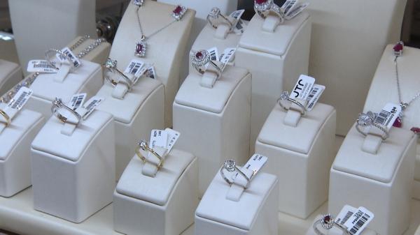 Români păcăliţi pe faţă, cu bijuterii din aur. Cât valorează de fapt: la amanet, calculele sunt mereu în defavoarea clienţilor