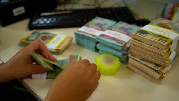 Guvernul vrea să mărească salariile unor categorii de bugetari, la mai puţin de o lună de la prima majorare