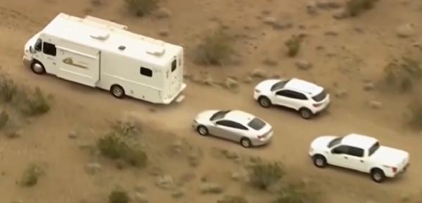 Scene macabre în deşertul Mojave. Şase cadavre au fost descoperite lângă un SUV găurit de gloanţe