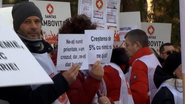 Cât va creşte salariul unui asistent medical, după majorarea promisă de Guvern. Sindicaliştii nu renunţă la proteste