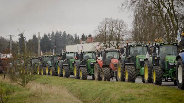 Fermierii francezi ameninţă că vor bloca Parisul. Agricultorii sunt furioşi că primesc prea puţin pentru munca lor: Suntem loviți din toate părțile de costuri mari