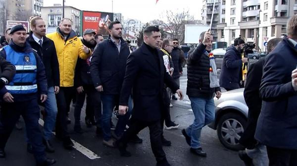 Protestatarii AUR au blocat traficul din Capitală. Şi-au strigat nemulţumirile în faţa ASF, apoi au pornit, cu George Simion în frunte, spre Guvern