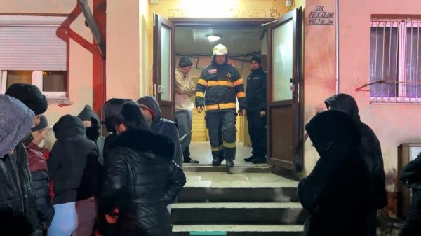 Apartament mistuit de flăcări la Timişoara. Locatarul s-a intoxicat cu fum, după ce ar fi adormit cu ţigara aprinsă în mână