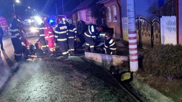 Bebeluş mort într-un accident cumplit, în Sibiu. Tatăl a izbit un cap de pod şi a zburat din maşină, sub ochii mamei de doar 17 ani