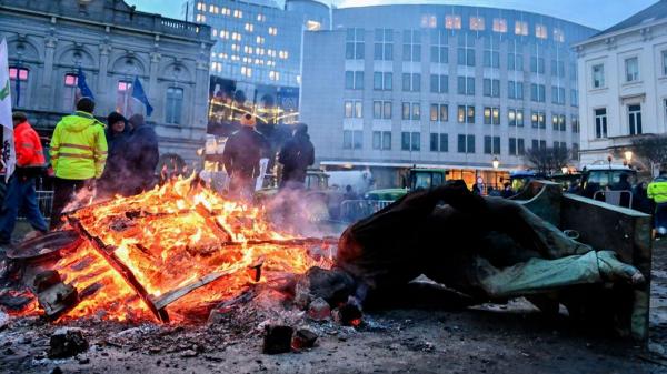Scene de război urban, în faţa Parlamentul European. Peste 1.000 de fermieri au luat cu asalt Bruxelles-ul: jandarmii au răspuns cu gaze şi tunuri cu apă