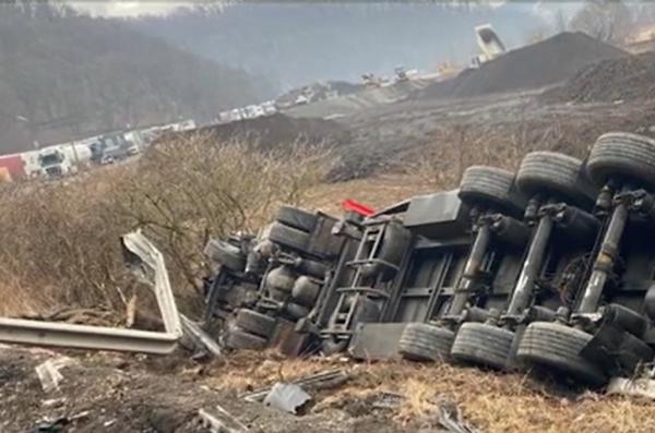 Impact violent între o dubă şi un TIR, în Cluj. Şoferul şi pasagerul din autoutilitară au murit pe loc