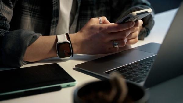 Nouă metodă de înşelăciune pe internet. "Secretul" investiţiilor care te lasă fără bani în cont