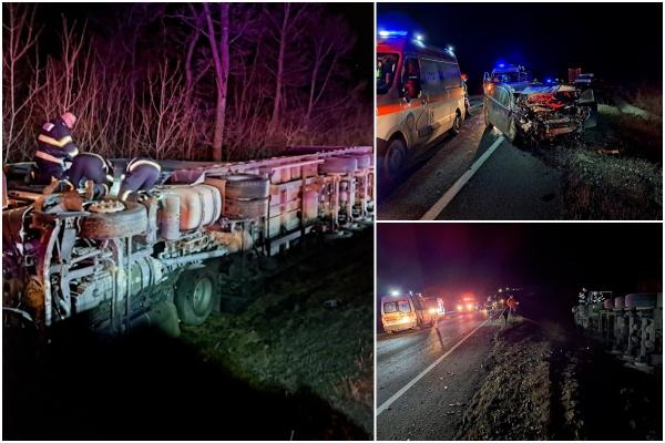 TIR răsturnat în afara şoselei, după un accident cumplit cu o maşină şi o autoutilitară, în Cluj. Unul dintre şoferi a ajuns la spital