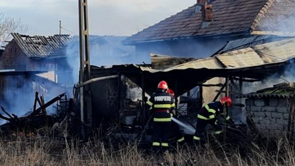 Un bărbat din Vâlcea a murit, după ce şi-a făcut focul în sobă să se încălzească. Casa i-a fost cuprinsă de flăcări de la o scânteie