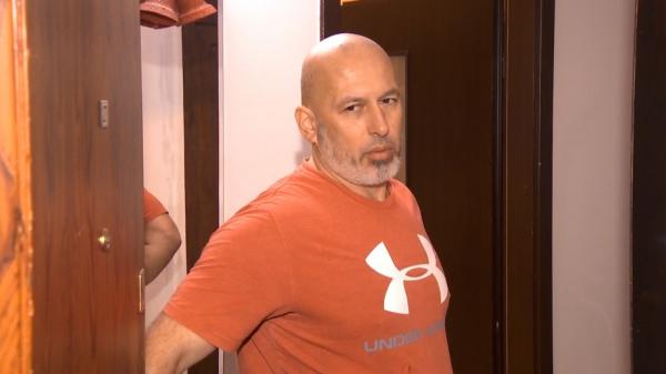 Cornel Dinicu a fost plasat în arest la domiciliu în acelaşi loc cu fiul şi soţia, deşi nu are voie să vorbească cu ei. Eroare în cazul Fermei Dacilor