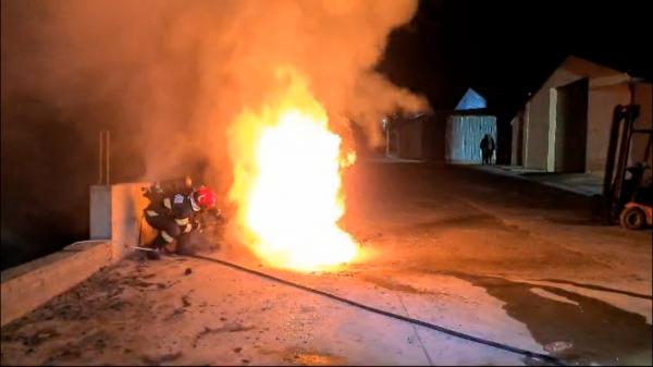 Căruţă spulberată de maşină în Iaşi, după ce un şofer a pierdut controlul volanului. Autoturismul a izbucnit în flăcări