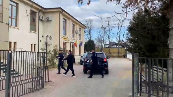 Florin Salam, dus la audieri la sediul Poliţiei din Târgovişte. E acuzat de înşelăciune