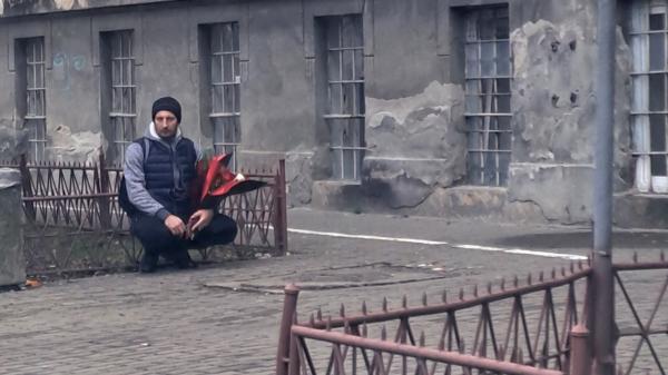 Un tată şi-a aşteptat nou-născutul şi mămica cu un buchet de flori, în faţa Maternităţii din Timişoara, care stă să cadă. Imaginea a devenit virală