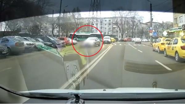 Bătrânel luat pe capotă de o şoferiţă, pe o trecere de pietoni din Iaşi. O cameră de bord a filmat momentul impactului