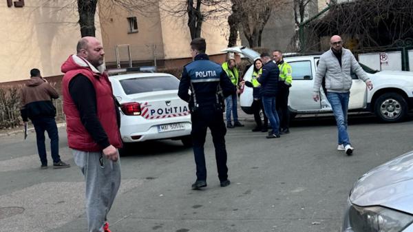 Constănţean căutat de 24 de ore, după ce şi-a lovit iubita cu pumnii în cap şi a înjunghiat-o pe stradă, în Râmnicu Vâlcea