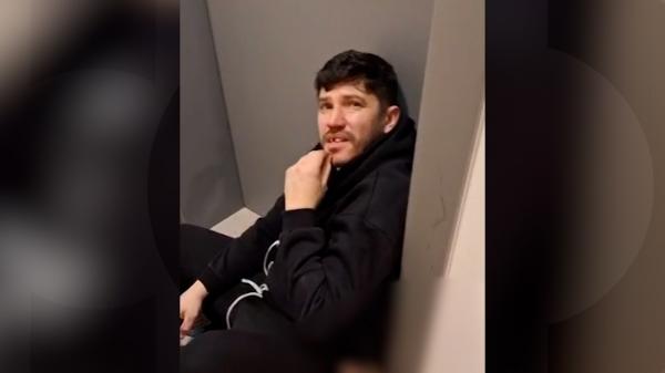 Cristi Tănase, filmat sângerând şi cu un dinte lipsă, întins pe jos în faţa apartamentului. Fostul fotbalist al FCSB aştepta să-i deschidă soţia uşa