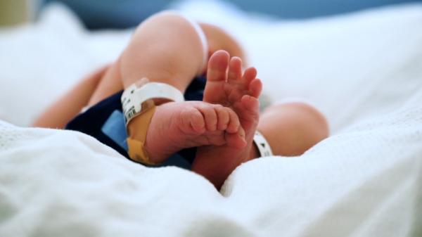 Gafă uriaşă la Maternitatea din Ploieşti. Nou-născuţi cu acelaşi nume de familie, încurcaţi la spital. O mamă a plecat cu bebeluşul greşit