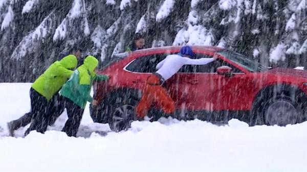 Furtuna Karlotta a adus coduri portocalii şi galbene în 13 judeţe din România: drumuri blocate de nămeţi şi case inundate