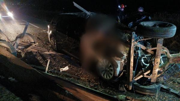 Căruţă spulberată de BMW, la ieşirea din Rădăuţi. Calul a murit pe loc, două persoane au fost rănite