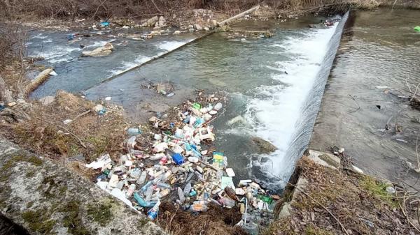 Râuri de gunoaie în stațiunea Râșnov. Localnicii plătesc câte 50 de lei ca să scape de deșeurile din gospodării, în loc să le arunce în tomberoane