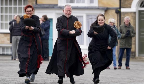 Competiţie neobişnuită în UK. Catedrala din Canterbury a organizat prima cursă cu clătite din ultimele decenii