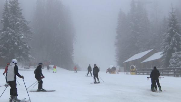 Zăpada "ortopedică", pericolul de pe pârtii în aceste zile. Ce este şi la ce trebuie să fim atenţi când ne urcăm pe schiuri sau pe snowboard