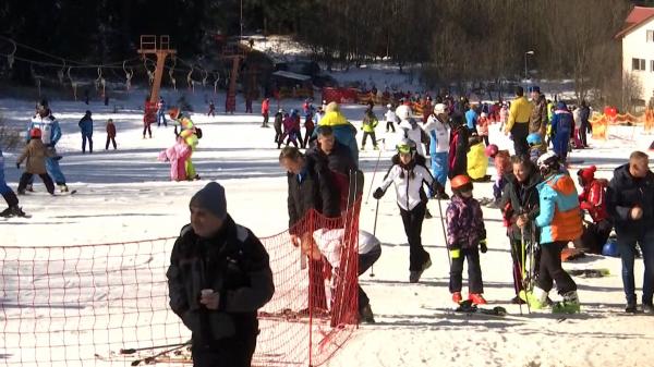 Vacanţă pentru elevii din Capitală şi 25 de judeţe. Cât costă o zi de distracţie pe pârtiile din Poiana Braşov