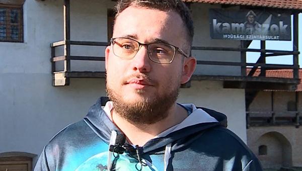 Un tânăr din Târgu Mureş, erou pentru copiii vulnerabili. Oferă meditaţii gratuite la matematică, în aer liber: E dragostea vieţii mele