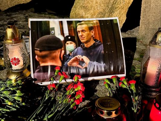 Trupul lui Alexei Navalnîi, păzit în permanenţă de doi poliţişti. Pe corpul fostului disident au fost găsite vânătăi, dar nu s-a făcut nicio autopsie