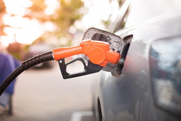 Carburanţii s-au scumpit din nou. Cât a ajuns să coste un plin: explicaţia din spatele majorării preţurilor