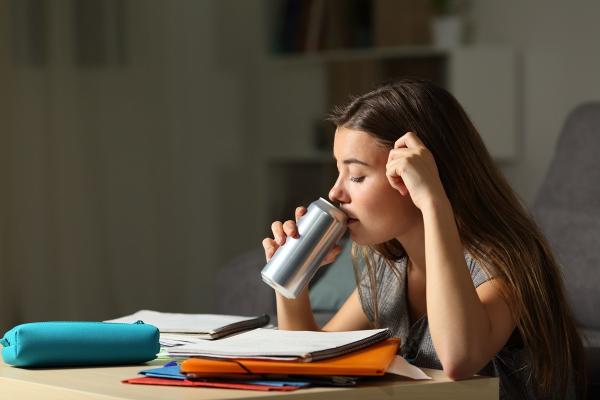 Energizantele, interzise minorilor. Amenzi de 50.000 de lei pentru magazinele care nu respectă legea