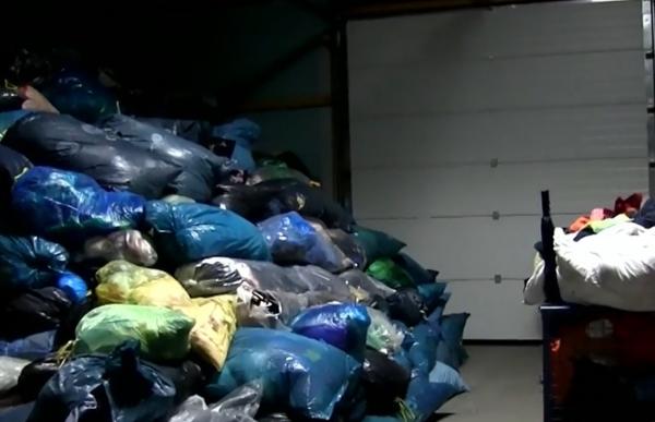 Controale cu scandal la depozitele din Valea Jiului. Inspectorii ANPC au descoperit munţi de gunoaie. Unele deşeuri au ajuns inclusiv în magazine