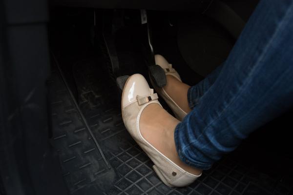 Motivul pentru care tot mai mulţi şoferi încurcă frâna cu accelaraţia. Greşeala de începător poate provoca adevărate tragedii