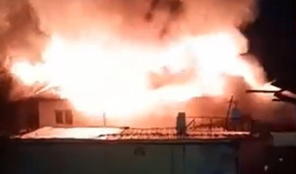 Incendiu violent la o casă din Bucureşti: 4 persoane s-au autoevacuat în ultimul moment. Focul ar fi pornit de la panourile fotovoltaice